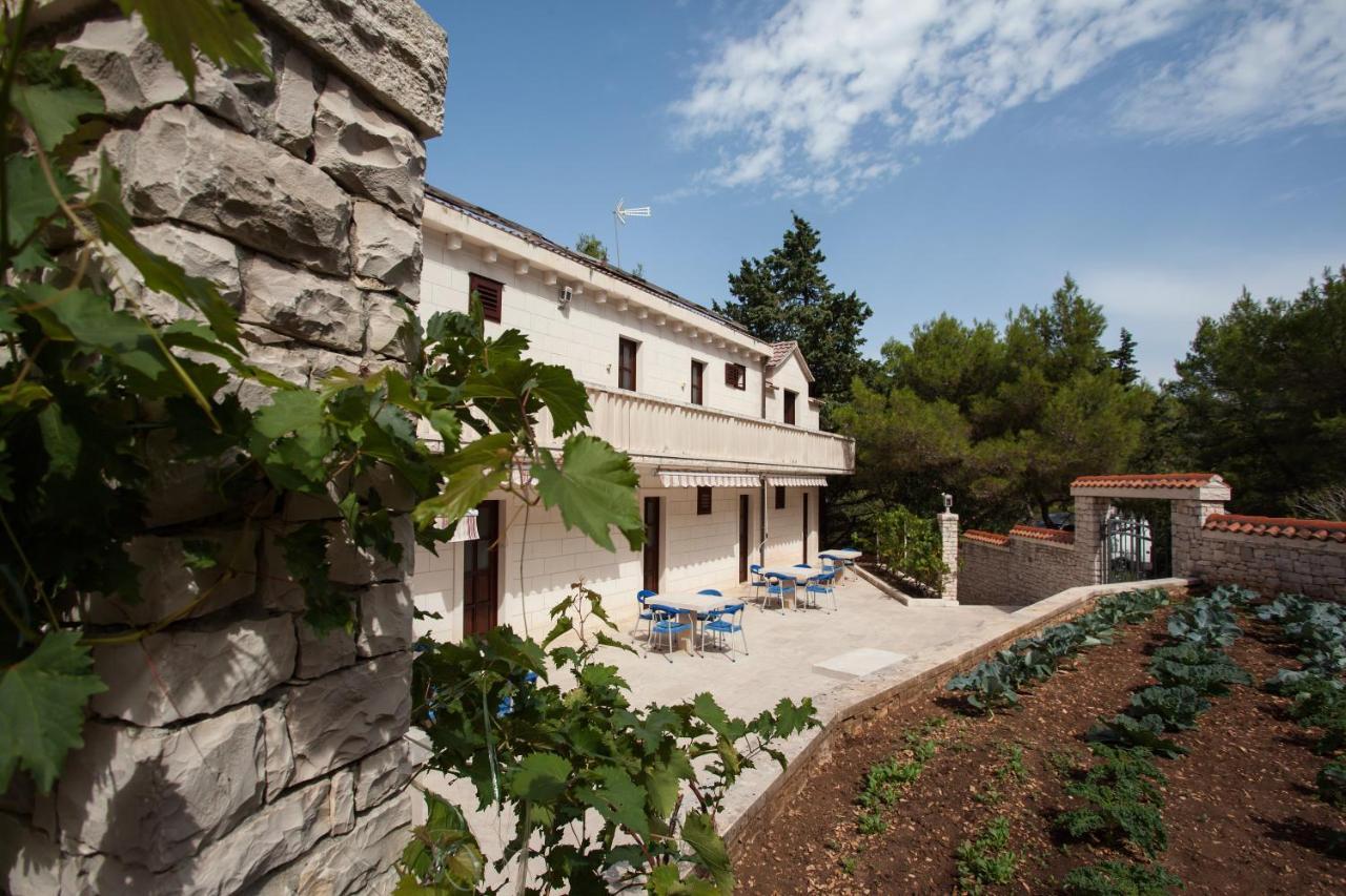 White House In The Forest Pucisca Exterior photo