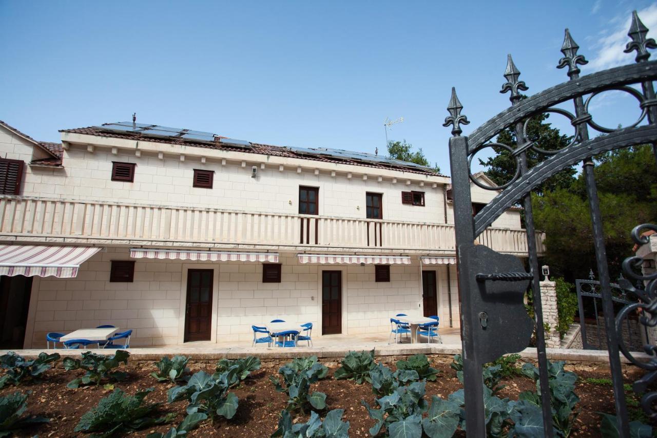 White House In The Forest Pucisca Exterior photo