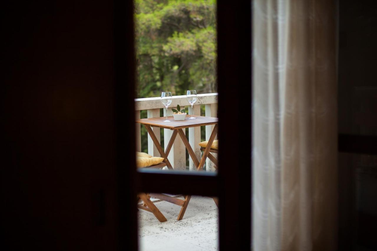 White House In The Forest Pucisca Exterior photo