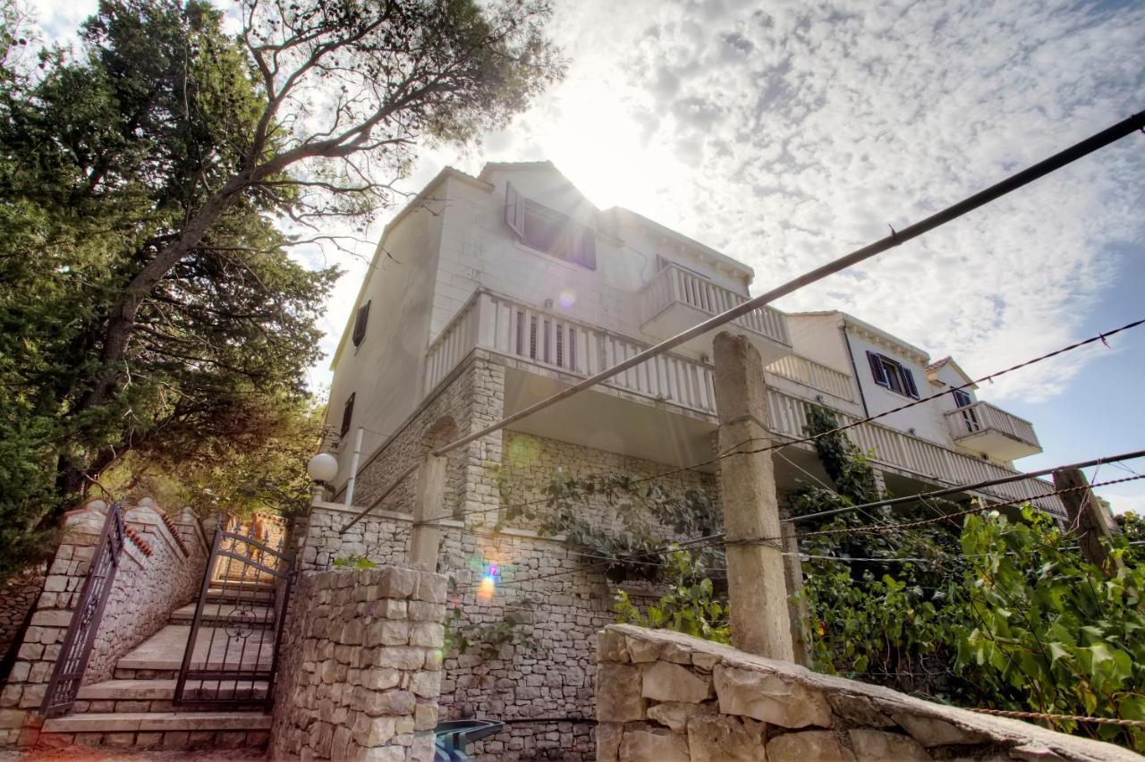 White House In The Forest Pucisca Exterior photo