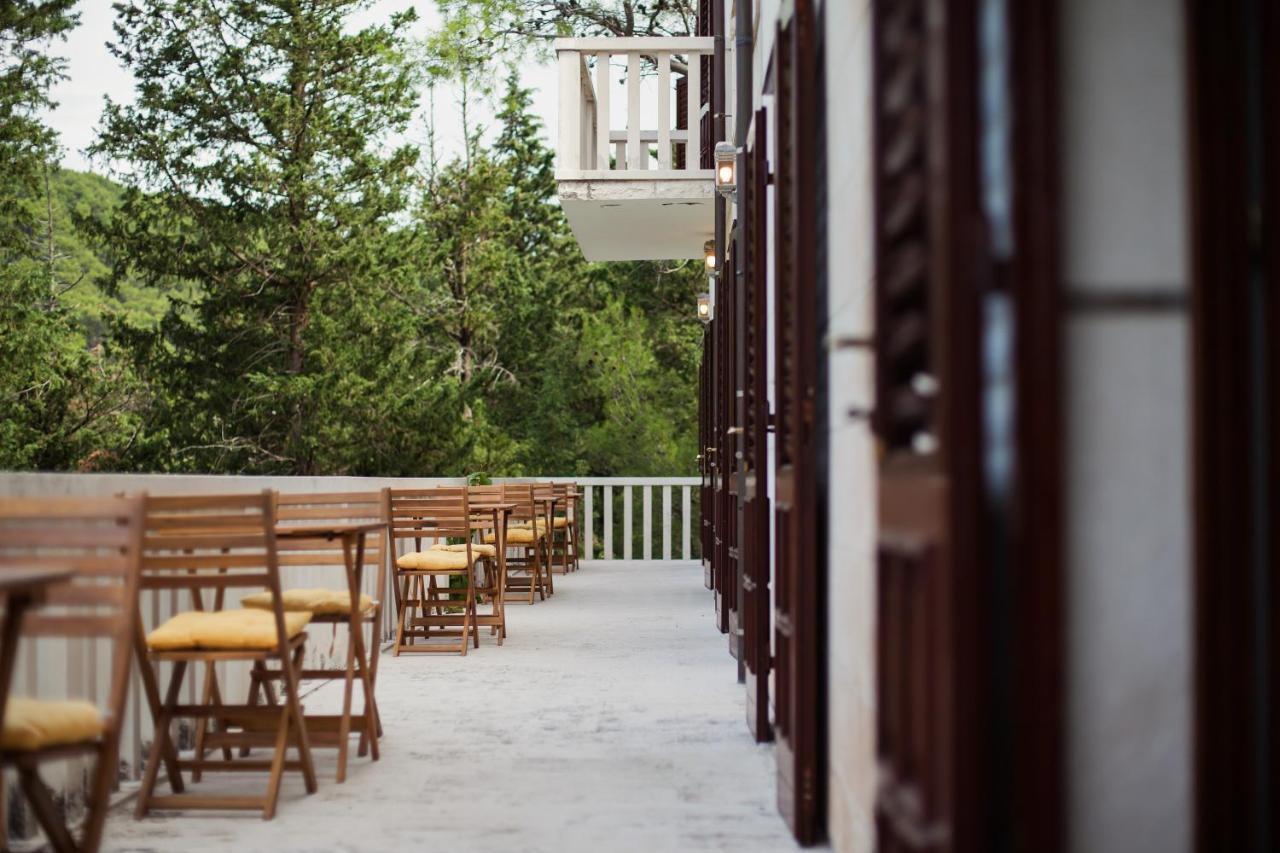 White House In The Forest Pucisca Exterior photo